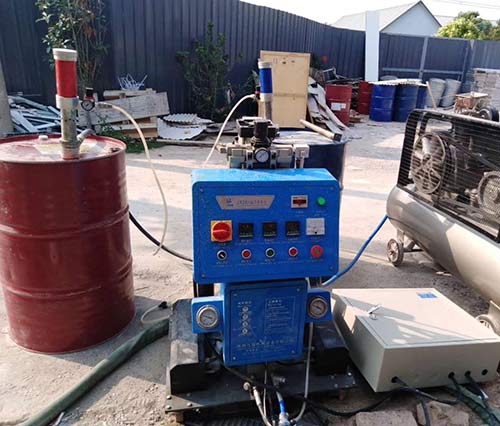 彩钢瓦屋顶喷聚氨酯发泡机(图2) Q2600聚氨酯发泡机